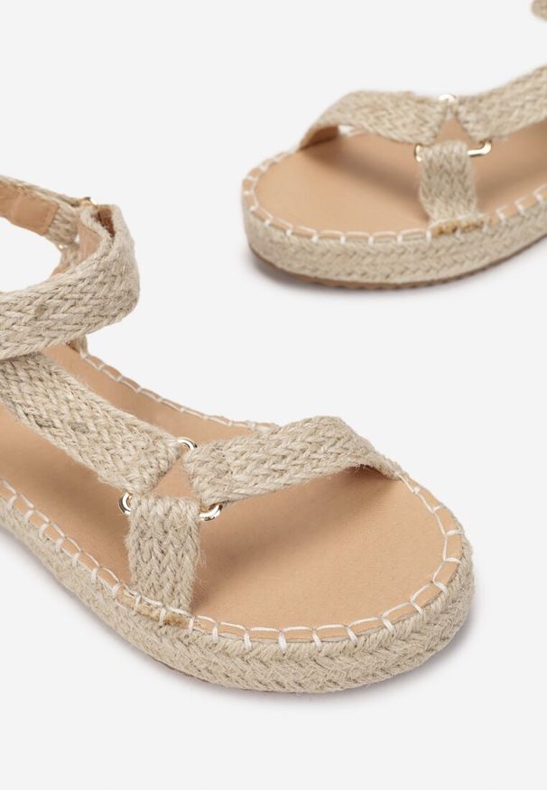Born2be - Beżowe Sandały Kassiche. Nosek buta: okrągły. Zapięcie: rzepy. Kolor: beżowy. Wzór: gładki. Obcas: na platformie. Styl: boho