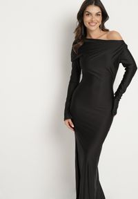 Born2be - Czarna Dopasowana Sukienka z Rozcięciem i Asymetrycznym Dekoltem Ravielis. Okazja: na imprezę. Kolor: czarny. Długość rękawa: długi rękaw. Typ sukienki: asymetryczne. Styl: elegancki, klasyczny #1