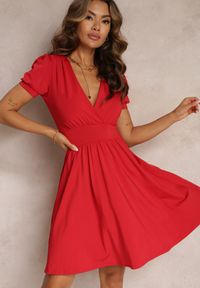 Renee - Czerwona Sukienka Agamia. Kolor: czerwony. Materiał: dzianina. Długość rękawa: krótki rękaw. Typ sukienki: kopertowe. Długość: mini