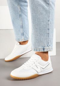 Renee - Białe Sneakersy Klasyczne Tenisówki Istia. Okazja: na co dzień. Kolor: biały. Materiał: jeans. Wzór: aplikacja. Obcas: na obcasie. Wysokość obcasa: niski #3