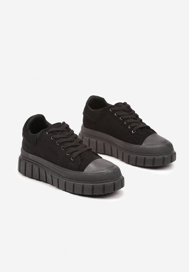 Born2be - Czarne Sneakersy Vices na Grubej Tłoczonej Podeszwie z Perforacją Lealita. Okazja: na co dzień. Kolor: czarny. Materiał: jeans. Szerokość cholewki: normalna