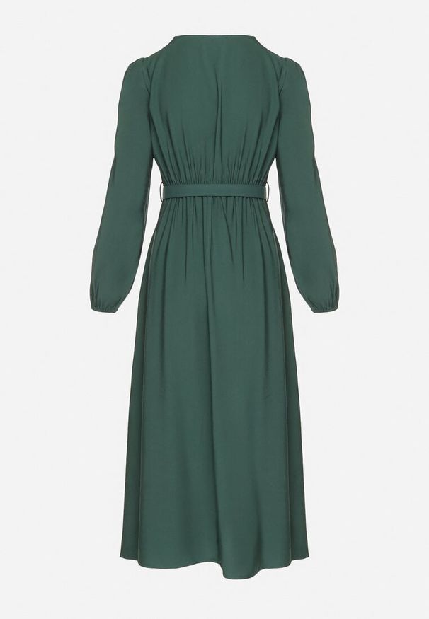 Born2be - Zielona Wiskozowa Sukienka o Rozkloszowanym Kroju z Paskiem z Klamerką Arilesse. Okazja: na co dzień. Typ kołnierza: dekolt w kształcie V. Kolor: zielony. Materiał: wiskoza. Długość rękawa: długi rękaw. Styl: casual, elegancki