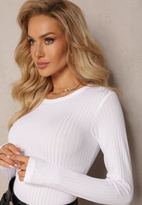 Renee - Biała Prążkowana Bluzka o Dopasowanym Kroju Sangelina. Kolor: biały. Materiał: prążkowany #2