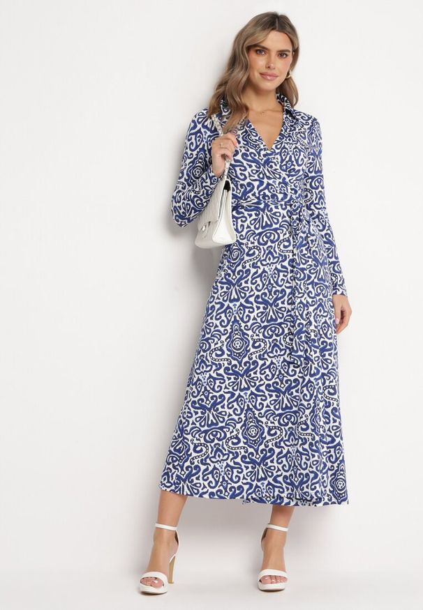 Born2be - Niebiesko-Biała Maxi Sukienka Taliowana Kopertowa z Materiałowym Paskiem Ailrin. Kolor: niebieski. Materiał: materiał. Typ sukienki: kopertowe. Styl: elegancki. Długość: maxi