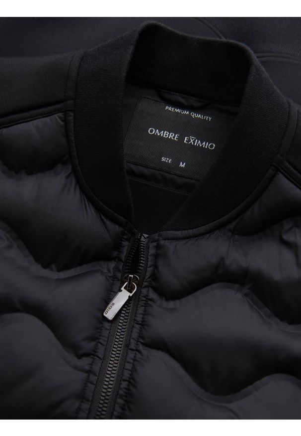 Ombre Clothing - Męska kurtka bomberka z pikowanym wzorem – czarna V1 OM-JALP-0141 - XL. Typ kołnierza: kołnierzyk stójkowy. Kolor: czarny. Materiał: materiał, syntetyk, poliester. Wzór: aplikacja, nadruk. Styl: sportowy, elegancki