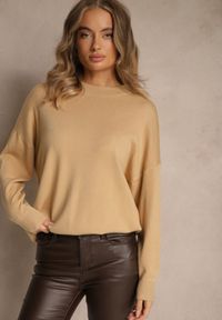 Renee - Beżowy Nietoperzowy Sweter w Minimalistycznym Stylu Raliava. Okazja: na co dzień. Kolor: beżowy. Materiał: skóra, jeans. Styl: casual, elegancki #3
