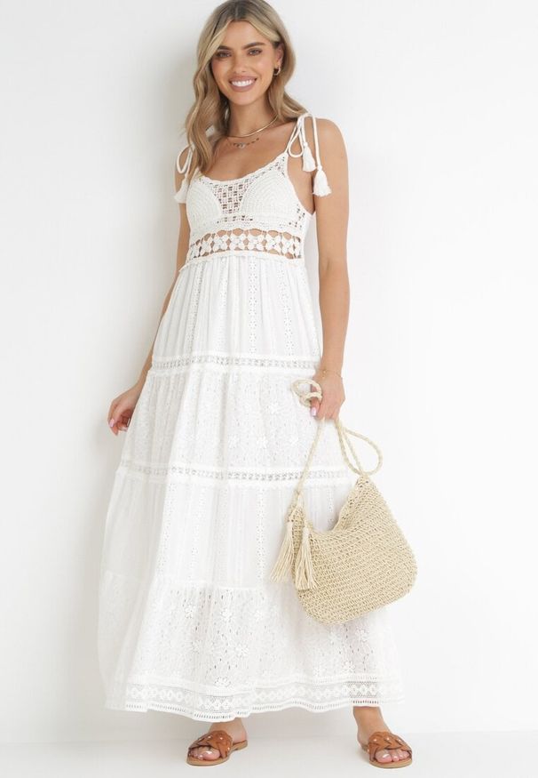 Born2be - Biała Sukienka Maxi z Szydełkową Górą i Haftem Serdrei. Kolor: biały. Materiał: tkanina, koronka. Długość rękawa: na ramiączkach. Wzór: haft. Sezon: wiosna, lato. Typ sukienki: rozkloszowane. Długość: maxi