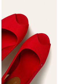 TOMMY HILFIGER - Tommy Hilfiger - Sandały. Nosek buta: okrągły. Zapięcie: klamry. Kolor: czerwony. Materiał: syntetyk, materiał, zamsz, skóra. Obcas: na koturnie. Wysokość obcasa: średni #2