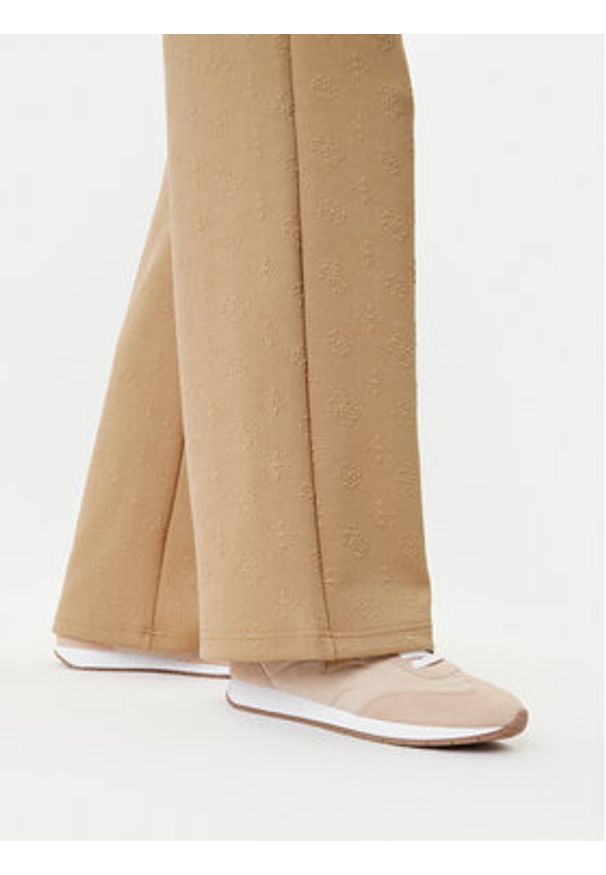 Guess Spodnie dresowe V5YB19 KBSL2 Beżowy Regular Fit. Kolor: beżowy. Materiał: syntetyk