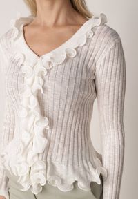 Born2be - Biała Prążkowana Bluzka z Wiskozą Ozdobiona Falbanami Pronasia. Okazja: na co dzień. Kolor: biały. Materiał: prążkowany, wiskoza. Wzór: aplikacja. Styl: casual, elegancki, klasyczny #4