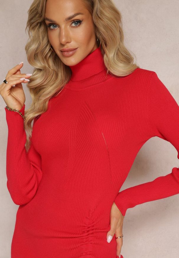 Renee - Czerwona Sweterkowa Sukienka Midi z Rozcięciem Ściąganym Troczkiem i Golfem Amione. Typ kołnierza: golf. Kolor: czerwony. Materiał: wiskoza. Długość: midi