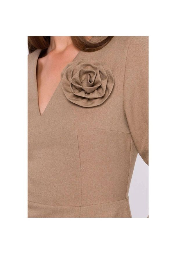 Stylove - Elegancka sukienka ołówkowa z dekoltem V beżowa. Okazja: do pracy, na imprezę, na spotkanie biznesowe, na ślub cywilny, na co dzień, na wesele, na randkę. Typ kołnierza: dekolt w kształcie V. Kolor: beżowy. Materiał: tkanina, elastan. Wzór: kwiaty, aplikacja. Typ sukienki: ołówkowe. Styl: elegancki. Długość: midi