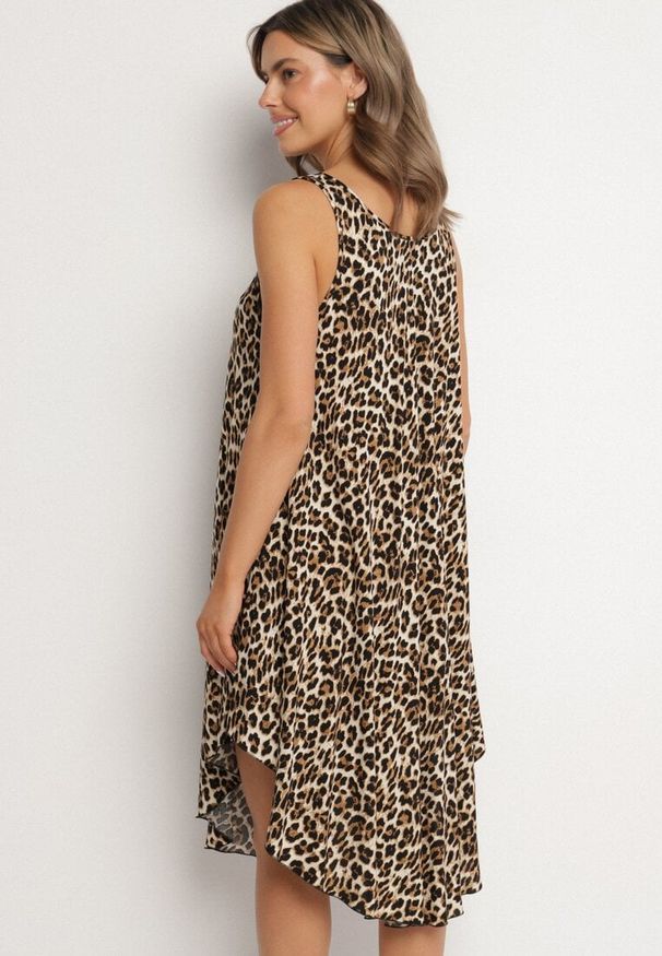 Born2be - Ciemnobeżowa Rozkloszowana Sukienka z Bawełny w Panterkę Natiloria. Okazja: na co dzień. Kolor: beżowy. Materiał: bawełna. Długość rękawa: długi rękaw. Wzór: motyw zwierzęcy. Styl: casual, elegancki