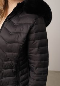 Born2be - Czarna Pikowana Kurtka Przejściowa z Kapturem i Ściągaczami po Bokach Fezika. Okazja: na spacer, na co dzień. Typ kołnierza: kaptur. Kolor: czarny. Materiał: futro, poliester, jeans. Styl: casual #4