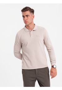 Ombre Clothing - Strukturalny longsleeve polo męski z naszywką – popielaty V3. Okazja: na co dzień. Typ kołnierza: polo. Kolor: szary. Materiał: wiskoza, dzianina, poliester, materiał, bawełna, włókno. Długość rękawa: długi rękaw. Wzór: aplikacja. Styl: sportowy, casual, elegancki