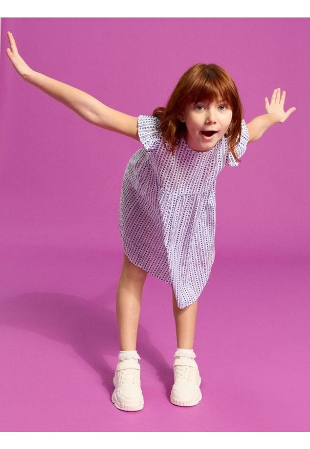 Sinsay - Wiskozowa sukienka babydoll ze wzorem w serca - kremowy. Kolor: kremowy. Materiał: wiskoza