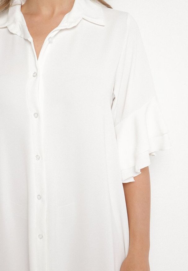 Born2be - Biała Sukienka Koszulowa z Ozdobną Falbanką Daviravie. Okazja: na co dzień. Kolor: biały. Typ sukienki: koszulowe. Styl: elegancki, klasyczny, casual