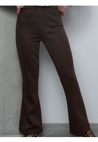 Sinsay - Spodnie flare basic - brązowy. Kolor: brązowy #1
