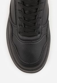 Renee - Czarne Sneakersy na Platformie Ozdobionej Tłoczeniem Vaiviera. Okazja: na co dzień, na spacer. Kolor: czarny. Materiał: jeans. Wzór: aplikacja. Obcas: na platformie. Sport: turystyka piesza #5