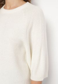 Born2be - Jasnobeżowy Sweter z Wełną i Krótszym Rękawem Dannalie. Okazja: na co dzień. Kolor: beżowy. Materiał: wełna. Długość rękawa: krótki rękaw. Długość: krótkie. Styl: casual, elegancki #2
