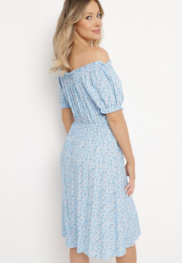 Born2be - Niebieska Sukienka Midi z Wiskozy Hiszpanka w Kwiatowy Print Oserafia. Typ kołnierza: dekolt hiszpanka. Kolor: niebieski. Materiał: wiskoza. Wzór: nadruk, kwiaty. Styl: boho. Długość: midi
