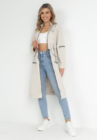Born2be - Beżowy Płaszcz z Regulowaną Długością i Taśmami z Napisem Emmilou. Kolor: beżowy. Wzór: napisy. Sezon: wiosna, jesień #1