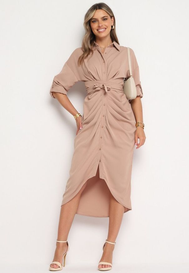 Born2be - Ciemnobeżowa Sukienka Koszulowa z Wiązanym Paskiem i Marszczeniem Hinula. Kolor: beżowy. Materiał: materiał, tkanina. Wzór: jednolity, gładki. Typ sukienki: koszulowe. Styl: elegancki. Długość: midi