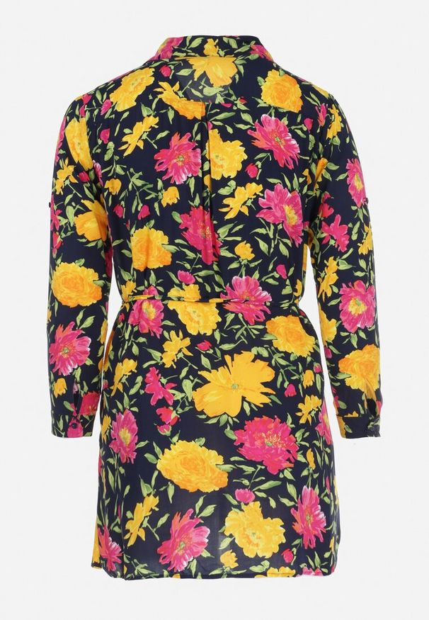 Born2be - Granatowo-Zółta Koszulowa Sukienka Mini z Guzikami i Materiałowym Paskiem Raimeda. Kolekcja: plus size. Kolor: niebieski. Materiał: materiał. Wzór: kwiaty. Sezon: wiosna, lato. Typ sukienki: koszulowe. Długość: mini
