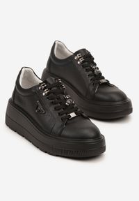 Renee - Czarne Skórzane Sneakersy na Platformie Ozdobione Aplikacją Doliresa. Okazja: na co dzień. Kolor: czarny. Materiał: skóra. Wzór: aplikacja. Obcas: na platformie