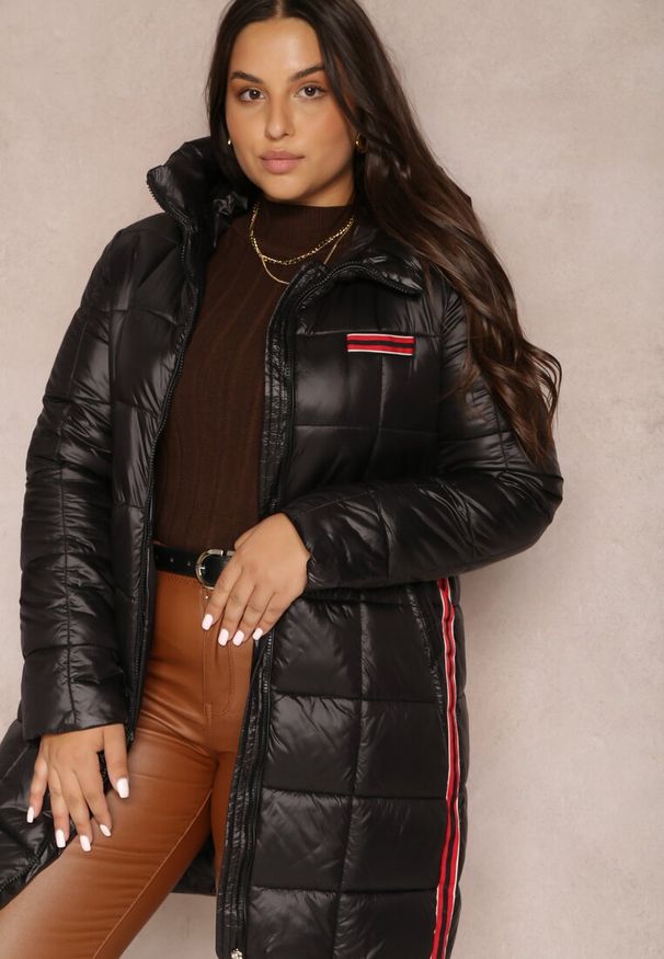 Renee - Czarna Kurtka Pikowana Długa z Kontrastowymi Lampasami Physa. Okazja: na co dzień. Kolor: czarny. Długość: długie. Styl: elegancki, casual