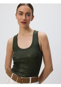 Reserved - Połyskujący top na ramiączkach - oliwkowy. Kolor: oliwkowy. Materiał: bawełna, dzianina. Długość rękawa: na ramiączkach #1