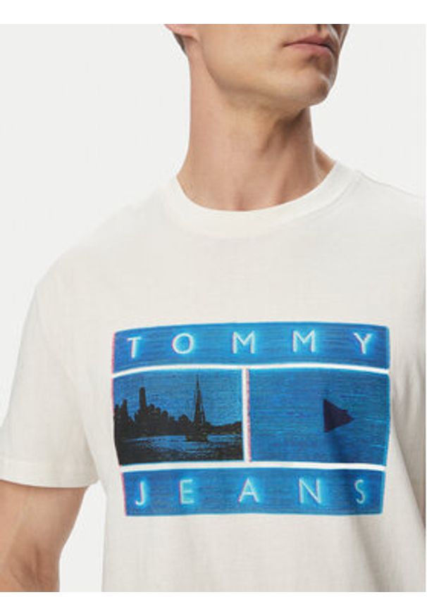 Tommy Jeans T-Shirt Photo Flag DM0DM23191 Biały Regular Fit. Kolor: biały. Materiał: bawełna