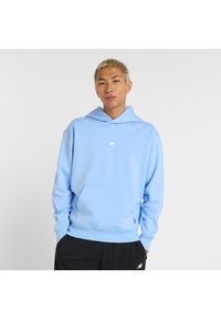 Bluza męska New Balance MT44583ELE – niebieska. Typ kołnierza: kaptur. Kolor: niebieski. Materiał: dresówka, bawełna, poliester. Wzór: aplikacja