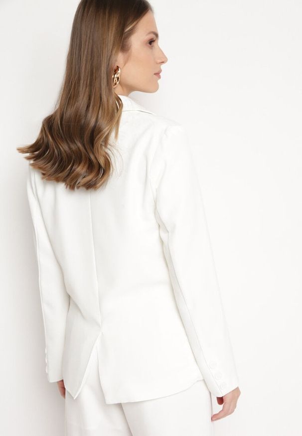 Born2be - Biała Wiskozowa Marynarka Dwurzędowa z Kieszeniami Aldenka. Kolor: biały. Materiał: wiskoza. Sezon: lato. Styl: klasyczny