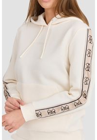 Guess - GUESS Beżowa damska bluza Carla Hooded. Kolor: beżowy. Materiał: bawełna, poliester, materiał