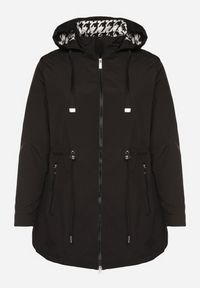 Born2be - Czarna Kurtka Wiatrówka o Kroju Parki z Odpinanym Kapturem Nalinora. Okazja: na co dzień. Kolekcja: plus size. Kolor: czarny. Materiał: dzianina, jeans. Długość rękawa: długi rękaw. Długość: długie. Wzór: aplikacja. Styl: klasyczny, casual, elegancki #7