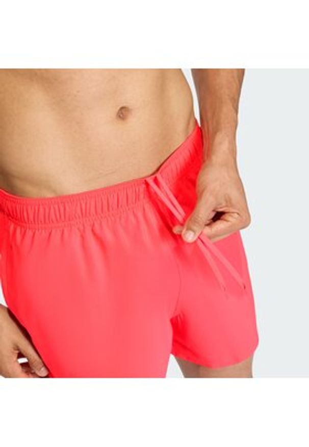 Adidas - adidas Szorty kąpielowe 5-Inch KA4923 Czerwony Regular Fit. Kolor: czerwony. Materiał: syntetyk