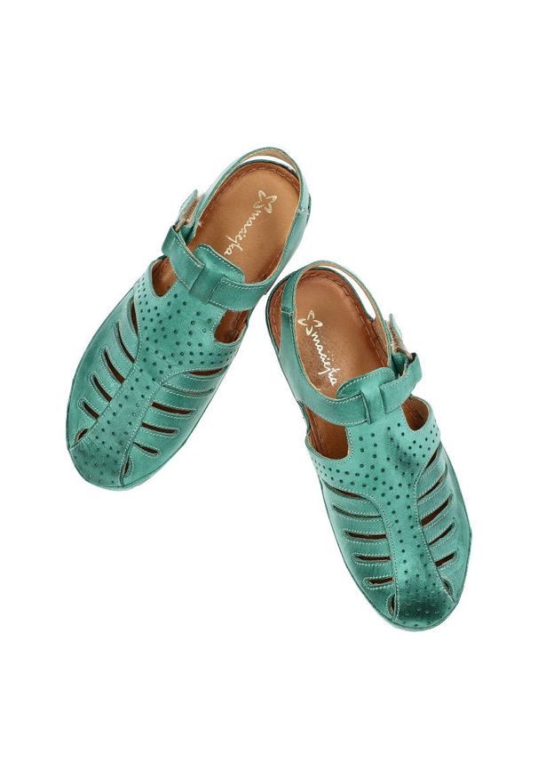 Zielone Sandały Maciejka Wygodne Skórzane Buty. Okazja: na co dzień, na spacer. Zapięcie: rzepy. Kolor: zielony. Materiał: skóra. Szerokość cholewki: normalna. Wzór: aplikacja, ażurowy. Sezon: lato. Styl: casual, wakacyjny