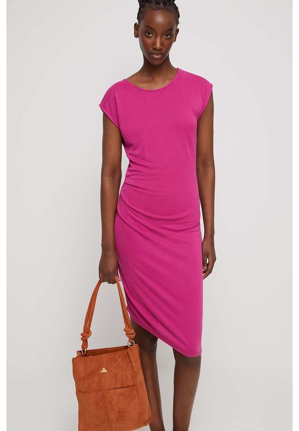 medicine - Medicine sukienka kolor różowy mini dopasowana. Kolor: różowy. Materiał: dzianina. Długość rękawa: krótki rękaw. Wzór: gładki. Typ sukienki: asymetryczne, dopasowane. Długość: mini