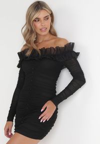 Born2be - Czarna Sukienka Mini z Marszczonej Tkaniny z Hiszpańskim Dekoltem Kaarlo. Kolor: czarny. Materiał: tkanina. Długość: mini #3