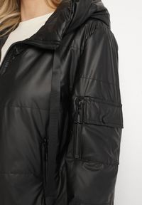 Born2be - Czarna Kurtka Wiatrówka z Kapturem i Gumką w Pasie Avelloti. Okazja: do pracy, na co dzień, na spotkanie biznesowe. Typ kołnierza: kaptur. Kolor: czarny. Materiał: jeans. Długość rękawa: długi rękaw. Długość: długie. Styl: casual, elegancki, biznesowy #5