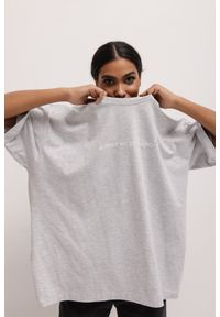 Marsala - T-shirt typu oversize z HAFTEM w kolorze LIGHT GREY- EAZY-S/M. Kolor: szary. Materiał: elastan, bawełna. Wzór: haft. Styl: klasyczny, elegancki