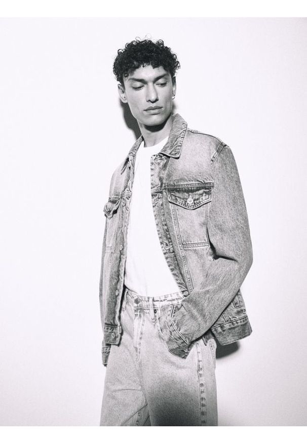 Reserved - Jeansy loose z efektem sprania - niebieski. Kolor: niebieski