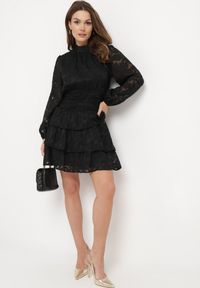 Born2be - Czarna Taliowana Sukienka Mini Koronkowa z Falbankami Ciluna. Okazja: na co dzień. Typ kołnierza: kołnierz z falbankami. Kolor: czarny. Materiał: koronka. Wzór: aplikacja. Styl: klasyczny, casual, elegancki. Długość: mini #6