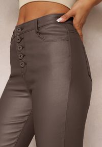 Renee - Brązowe Modelujące Spodnie z Ekoskóry o Fasonie Skinny Caetana. Okazja: na co dzień. Kolor: brązowy. Styl: casual, elegancki #4