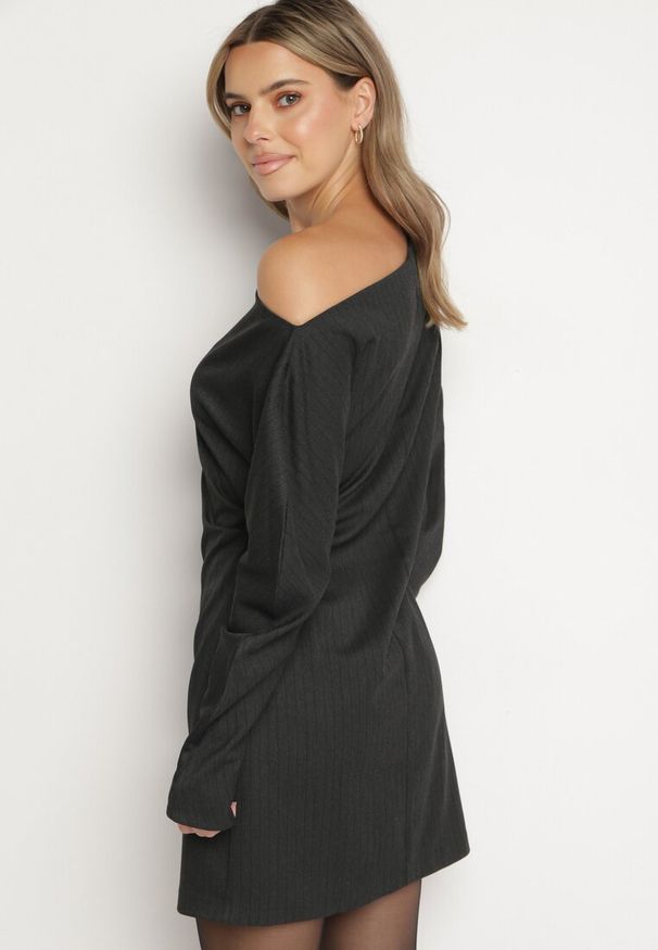 Born2be - Ciemnoszara Asymetryczna Sukienka z Wiskozą z Dekoltem w Łódkę i Marszczeniem przy Talii Sofilda. Okazja: na co dzień. Typ kołnierza: dekolt w łódkę. Kolor: szary. Materiał: wiskoza. Długość rękawa: długi rękaw. Typ sukienki: asymetryczne. Styl: klasyczny, casual, wizytowy