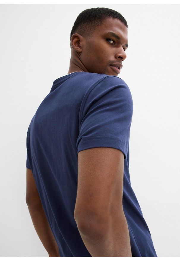 bonprix - Koszulka z czystej bawełny organicznej z dekoltem henley i krótkim rękawem. Typ kołnierza: typu henley. Kolor: niebieski. Materiał: bawełna. Długość rękawa: krótki rękaw. Długość: krótkie. Wzór: nadruk, aplikacja