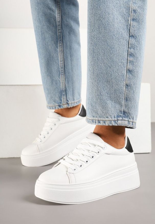 Renee - Biało-Czarne Basicowe Sneakersy na Platformie Milio. Okazja: na co dzień. Kolor: biały. Obcas: na platformie