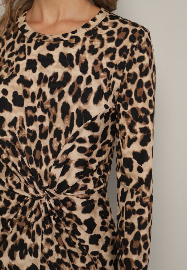 Born2be - Ciemnobeżowa Sukienka w Panterkę z Ozdobnym Węzłem i Rozcięciem Salanthia. Okazja: na co dzień. Kolor: beżowy. Długość rękawa: długi rękaw. Wzór: motyw zwierzęcy. Styl: elegancki, casual, wizytowy