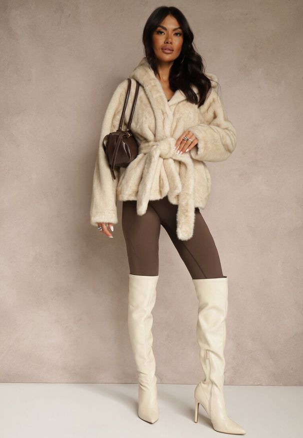 Renee - Beżowa Futerkowa Kurtka z Kapturem i Wiązanym Paskiem Zetele. Typ kołnierza: kaptur. Kolor: beżowy. Materiał: jeans, koronka